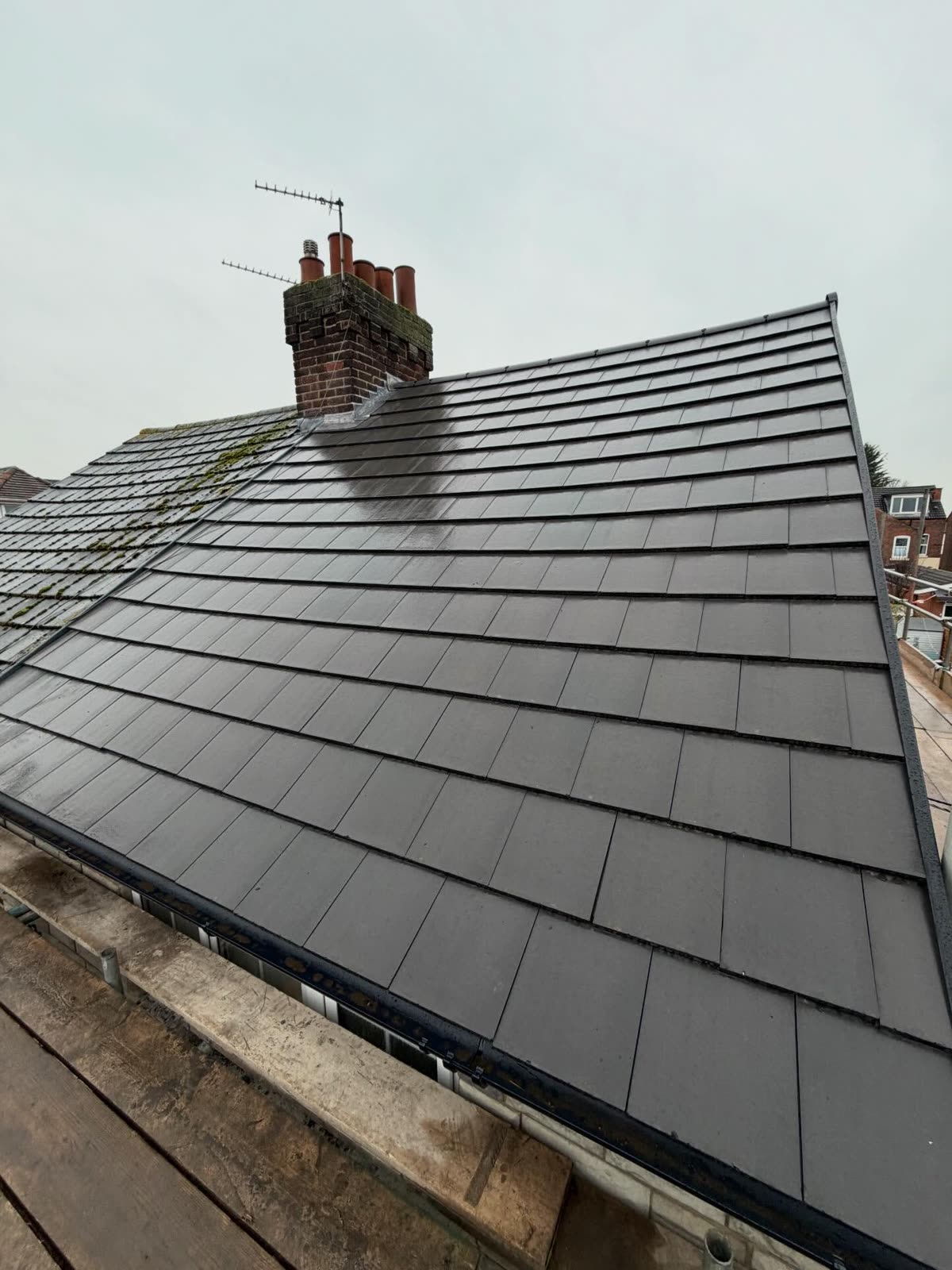 Immaculate new dark tiled roof