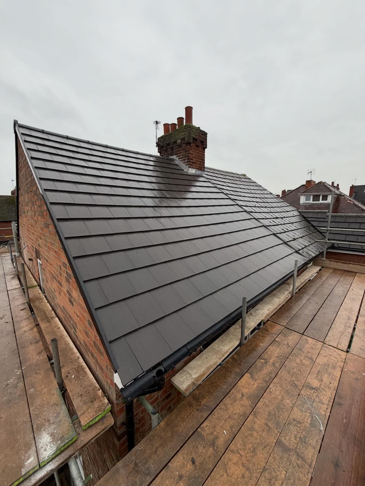 Modern tiled roof with dry ridge